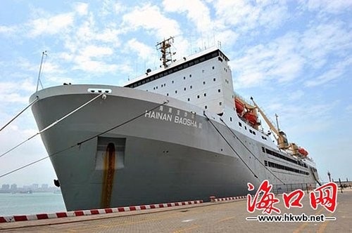 Tàu cá khổng lồ được giới truyền thông Trung Quốc đặt tên là "hàng không mẫu hạm" chuẩn bị được tung ra biển Đông với mục đích khai thác tài nguyên nghề cá