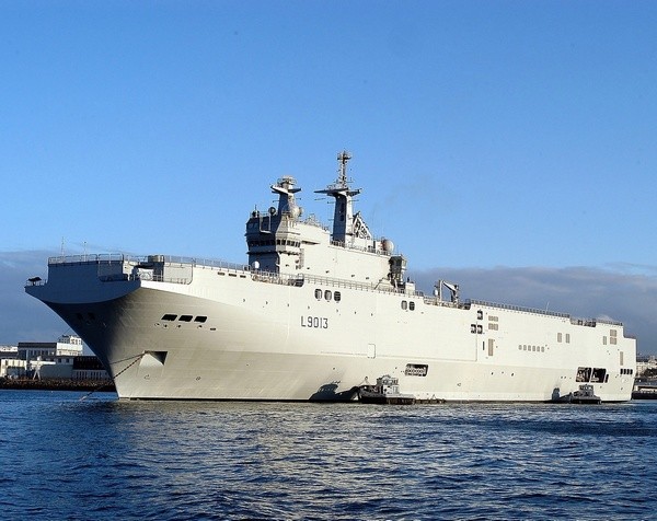 Nga mua 2 chiếc tàu tấn công đổ bộ lớp Mistral, Pháp.
