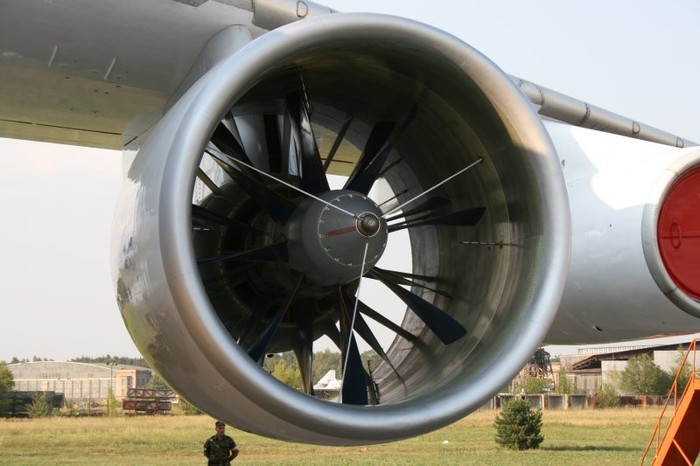 Động cơ của Il-76