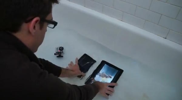 SquareTrade thả rơi, nhúng nước các máy tính bảng iPad mới (của Apple) và Nexus 7 (của Google). (Ảnh: AndroidHeadlines.com)