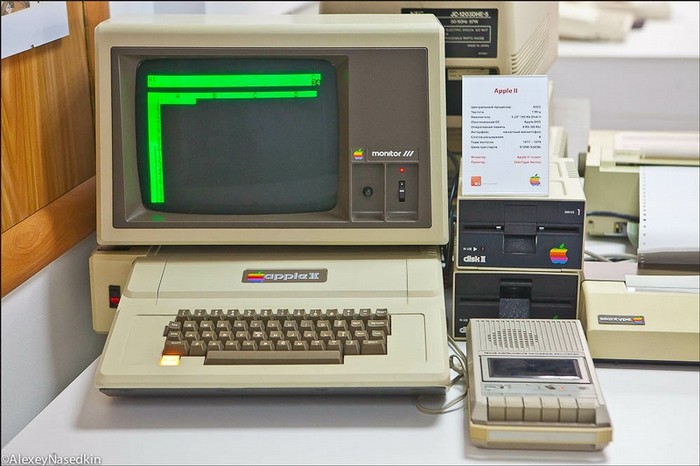 Máy tính Apple II 1977. Tốc độ xử lý 1 MHz, Bộ nhớ 4 Kb, Hệ điều hành ОС Apple DOS