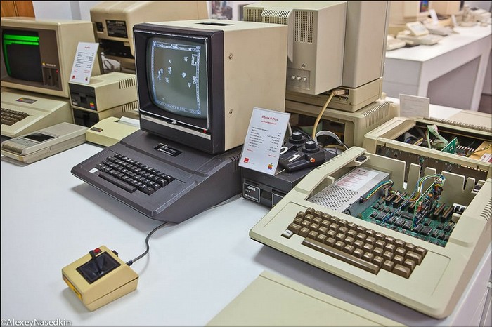 Máy tính Apple II 1977. Tốc độ xử lý 1 MHz, Bộ nhớ 4 Kb, Hệ điều hành ОС Apple DOS