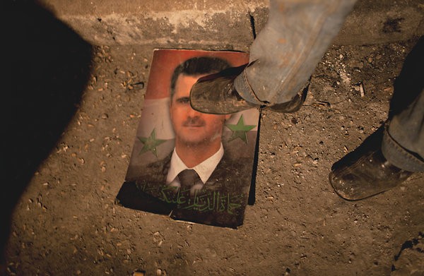 Ảnh của Tổng thống Syria bị người biểu tình dẫm chân