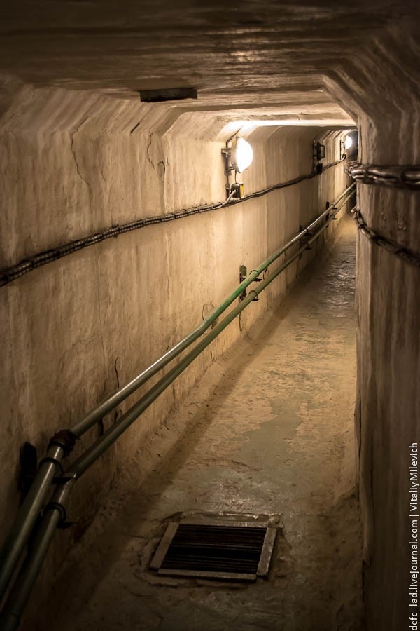 Những đường hầm dẫn đi các vị trí trong boongke chứa tên lửa