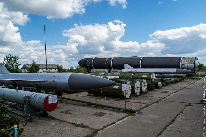 Tên lửa đạn đạo RS-20 “Voevoda”, NATO định danh là SS-18 “Satan” được xếp cùng các quả tên lửa đạn đạo, phòng không khác