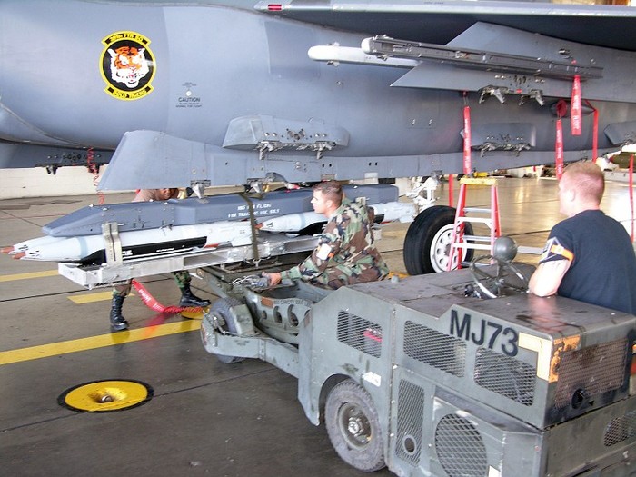 Bom điều khiển đường kính nhỏ I: Boeing GBU-39/B trên chiến cơ F-15E Strike Eagle