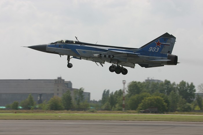 Mikoyan MiG-31 (tiếng Nga: МиГ-31) (tên ký hiệu của NATO: "Foxhound") (chó săn chồn) là một máy bay tiêm kích đánh chặn siêu âm.