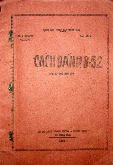 Qua những lần tập đánh B-52 ở Quân khu 4, cuốn "Cẩm nang bìa đỏ" đã được ra đời. Đây được coi là "bảo bối" đánh B-52 của Bộ đội Tên lửa.