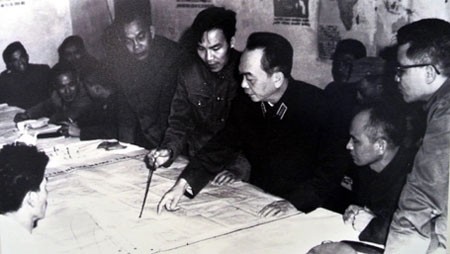 Đại tướng Võ Nguyên Giáp nghe Quân chủng PK-KQ báo cáo thông qua kế hoạch đánh B-52