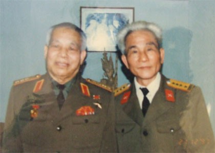 Đại tướng Văn Tiến Dũng (bên trái) và Đại tá Phan Mạc Lâm.