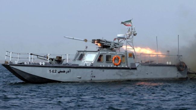 Tàu cao tốc của Hải quân Iran phóng tên lửa (ảnh minh họa)