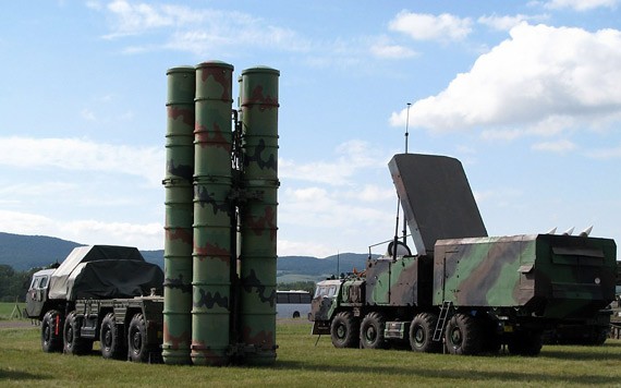 Hệ thống tên lửa phòng không tầm xa S-300PMU do Nga chế tạo.