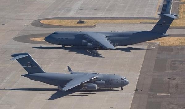 Máy bay vận tải C-17 (trên) và C-5 của Không quân Mỹ (ảnh minh họa)