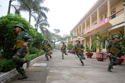 Cán bộ, chiến sĩ Đại đội 3, Tiểu đoàn 1 (Trung đoàn 50) luyện tập phương án báo động chiến đấu tại chỗ.