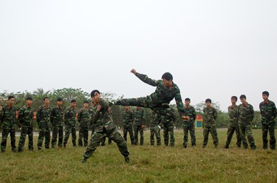 Cán bộ, chiến sĩ Đại đội 6 luyện tập võ chiến đấu.