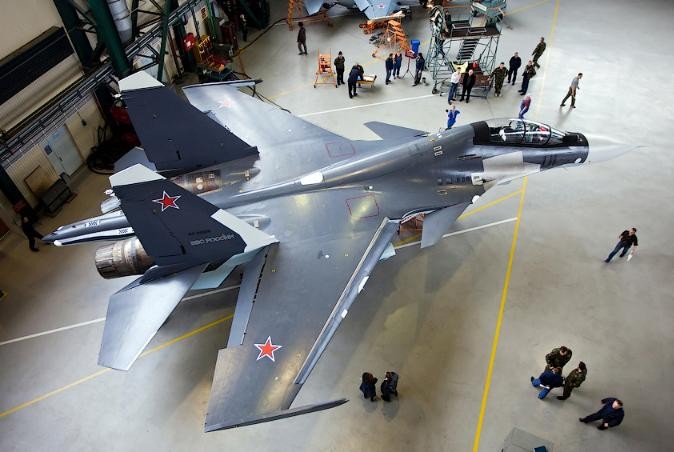Su-30SM bên trong nhà máy chế tạo hàng không Irkutsk