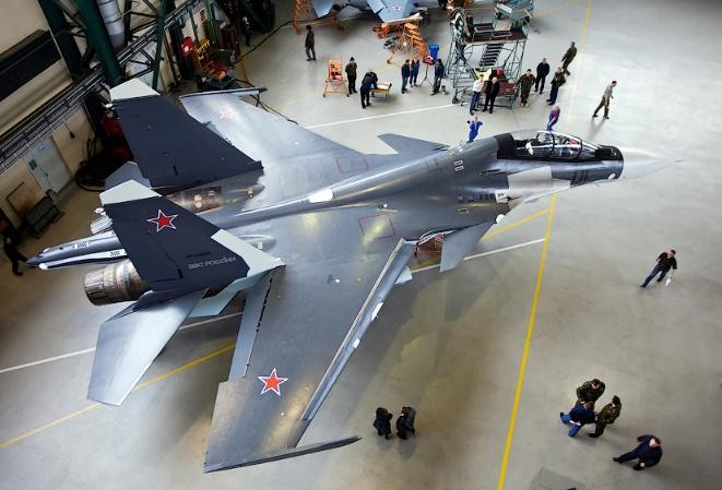 Su-30SM bên trong nhà máy chế tạo hàng không Irkutsk
