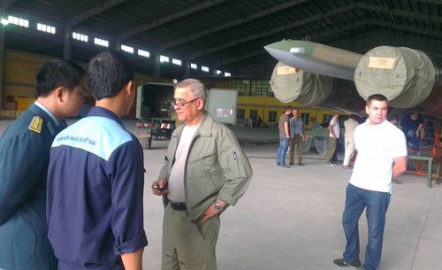 Đại diện nhà sản xuất trao đổi cùng sĩ quan, kỹ sư Việt Nam trong quá trình vận hành máy bay Su-30MK2
