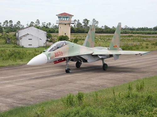 Su-30MK2 trên đường băng chuẩn bị cất cánh ở sân bay quân sự Thọ Xuân (Thanh Hoá)