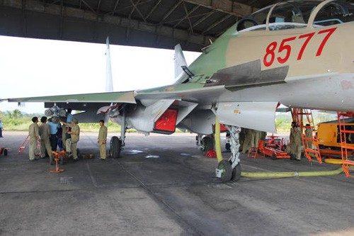 Các kĩ sư, cán bộ kĩ thuật Đoàn không quân Yên Thế tiến hành lắp đặt thử một số loại vũ khí, tên lửa trang bị theo máy bay Su-30MK2