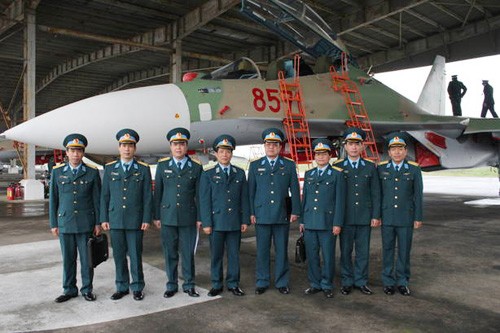 Các sĩ quan cao cấp của lực lượng không quân bên cạnh máy bay Su-30MK2