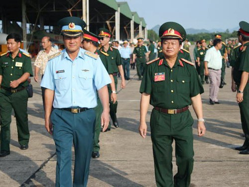 Thượng tướng Đỗ Bá Tỵ (phải), Thứ trưởng Bộ Quốc Phòng, Tổng tham mưu trưởng Quân đội nhân dân Việt Nam, thị sát Su-30MK2 cùng Tư lệnh Quân chủng Phòng không - Không quân (trái)