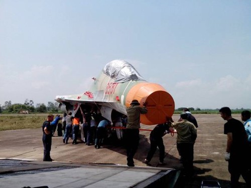 Một chiếc máy bay Su-30MK2 được vận chuyển bằng máy bay vận tải từ Nga tới thẳng sân bay Thọ Xuân