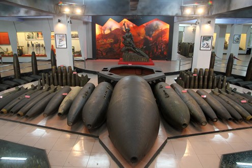 Bảo tàng công binh (số 290B Lạc Long Quân, Hà Nội) hiện trưng bày quả bom lớn nhất Việt Nam cùng hàng trăm loại bom, mìn và vật liệu nổ khác. Những quả bom có khối lượng từ khoảng trên 100 kg cho đến gần 7 tấn được xếp thành hình "siêu pháo đài bay B-52" ở trung tâm bảo tàng