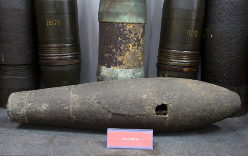 Đối lập với quả bom khổng lồ ở trung tâm bảo tàng là quả bom nhỏ nhất với trọng lượng chỉ khoảng 45 kg, ngang với một quả đạn pháo cỡ lớn