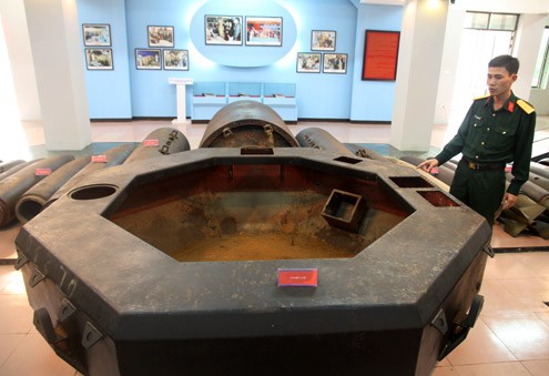 Bảo tàng còn lưu giữ quả thủy lôi lớn nhất từng được biết đến với đường kính trên 2,5 mét, chứa 180 kg thuốc nổ C4. Theo các tài liệu thu thập được, loại thủy lôi này là "vũ khí tối mật", chỉ có 10 quả và đều được sử dụng nhằm đánh sập cầu Hàm Rồng (Thanh Hóa). Chi phí để nghiên cứu và sản xuất 10 quả thủy lôi này ước tính lên tới 1 tỷ USD (theo thời giá năm 1965)