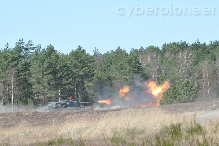 Leopard 2 nhả đạn