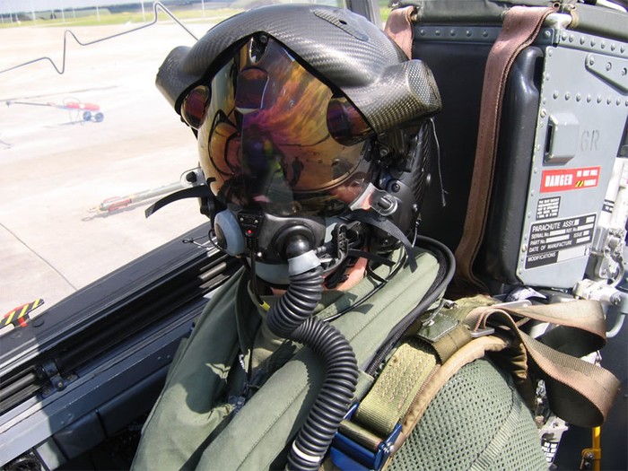 Phi công F-35 và mũ bảo hiểm tương lai