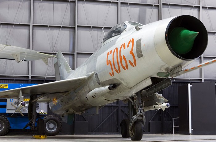 Tất nhiên, đã có MiG-17 thì sẽ có tiêm kích huyền thoại “én bạc” MiG-21 từng là “cơn ác mộng” cho Không quân Mỹ trong chiến tranh. Trong ảnh là chiếc tiêm kích MiG-21F13 sơn màu sắc, phù hiệu Không quân Nhân dân Việt Nam tại bảo tàng nằm trong khuôn viên căn cứ Wright – Patterson (bang Ohio).