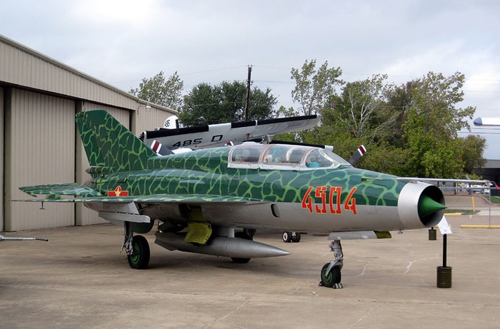 Biến thể huấn luyện chiến đấu 2 chỗ ngồi MiG-21UM sơn phù hiệu Việt Nam trưng bày tại Bảo tàng Hàng không Cavanaugh (bang Texas).