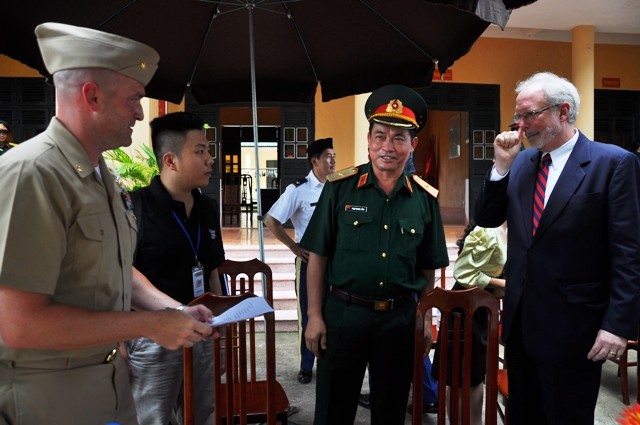 Thiếu tướng Phạm Quang Xuân cùng Đại sứ Mỹ tại Việt Nam trao đổi với giảng viên B.Beale