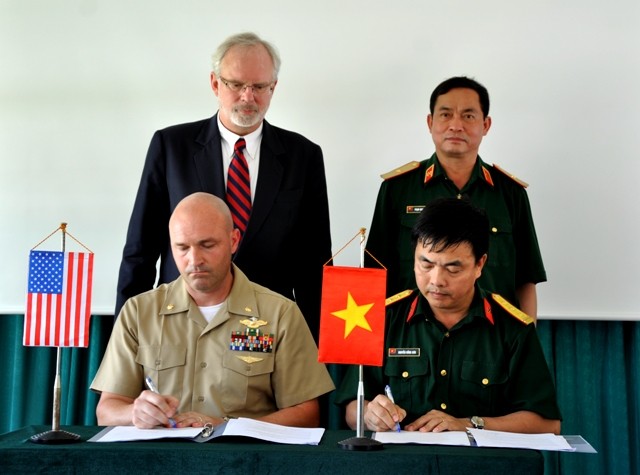 Đại diện Bộ tư lệnh Công binh và phía Mỹ ký văn bản bàn giao một số thiết bị