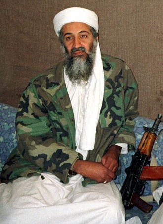 Osama bin Laden luôn để một cây súng AK bên mình