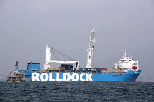 Rolldock Sea được thiết kế với khoang dằn, khi bơm nước vào có thể làm tàu chìm xuống mớn nước 12,5 m. Khi đó, tàu kéo sẽ đẩy tàu ngầm Kilo vào bên trong khoang của Rolldock Sea