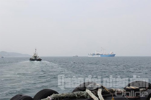 Tàu hộ tống Hải quân thực hiện nhiệm vụ bảo vệ và kiểm tra khi tàu ngầm Hà Nội trên tàu vận tải Rolldock Sea