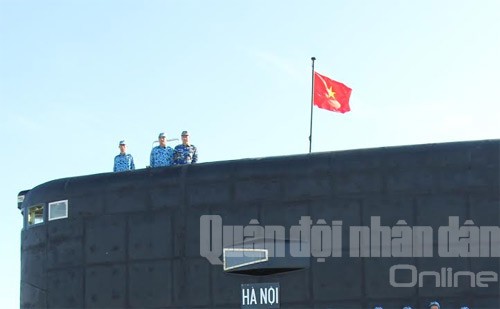 Lá cờ Tổ quốc tung bay trên tháp tàu ngầm Hà Nội