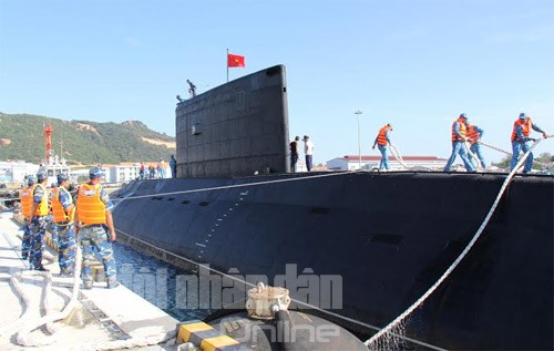Cận cảnh mạn trái của tàu ngầm Hà Nội khi kíp tàu làm dây neo đậu