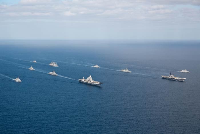 Hai biên đội tàu sân bay của Hải quân Ấn Độ chạy trên biển