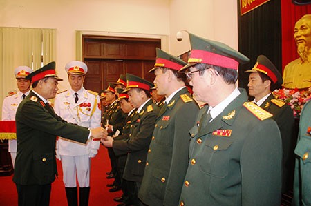 Thượng tướng Trương Quang Khánh trao giấy chứng nhận cho các đồng chí sĩ quan chức danh kỹ sư cao cấp.