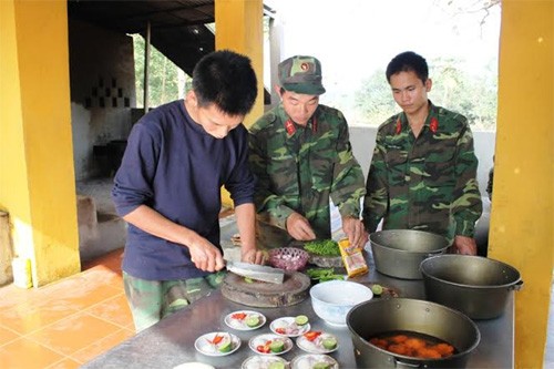 Bộ phận nuôi quân của đơn vị chế biến thực phẩm phục vụ bữa cơm tất niên.