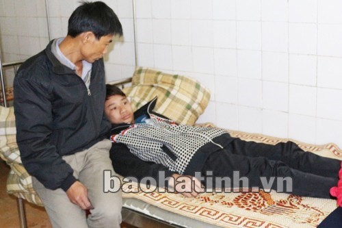 Em Phan Văn Chung đang được điều trị tại Bệnh viện ĐK Hương Khê. (Ảnh: Báo Hà Tĩnh)