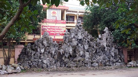 Lãnh đạo UBND huyện Nghi Xuân cho dựng núi đá bít hẳn cổng chính vào trụ sở UBND huyện. (ảnh VOV)