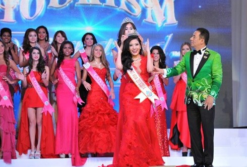 Phan Hoàng Thu nhận vương miện Hoa hậu Đông Nam Á trong đêm chung kết cuộc thi Hoa hậu Du lịch Quốc tế tối 31/12/2013. (ảnh VNE)