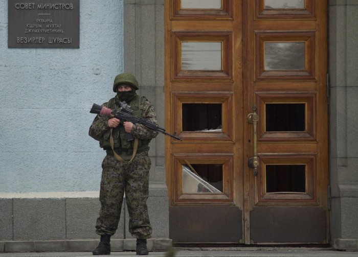 Lính vũ trang đứng gác tại một cơ quan công quyền ở Crimea