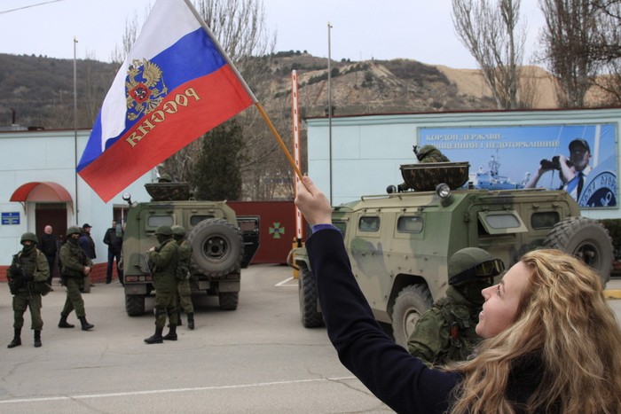 Người Crimea vẫn cờ Nga khi đứng gần các binh sỹ