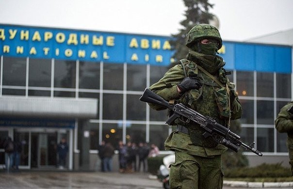 Lính có vũ trang đứng gác và đi tuần tại sân bay Simferopol, Ukraine